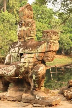 One of the stone statues lined up on the bridge leading to the Prasat Preah.. Foto stock