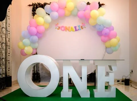 One table and the party decorations for the celebration of the baby girl's .. Stock-Fotos