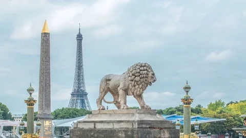 One of the two marble lions of the Tuileries garden overhanging the Concorde Stock Footage