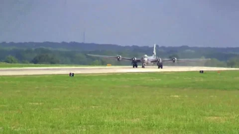 One of the two World War II B-29 Superfortress Bombers still flying takes off 動画素材 147163790