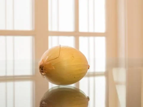 One whole onion reflected, with white background Foto stock