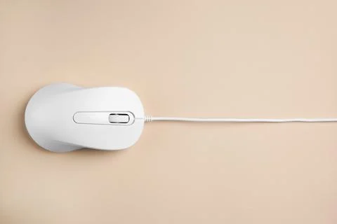 One wired mouse on beige background, top view Foto stock