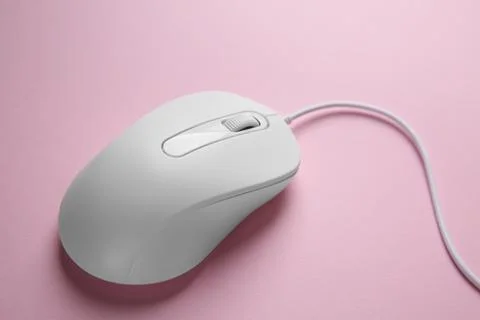 One wired mouse on pink background, closeup Foto stock