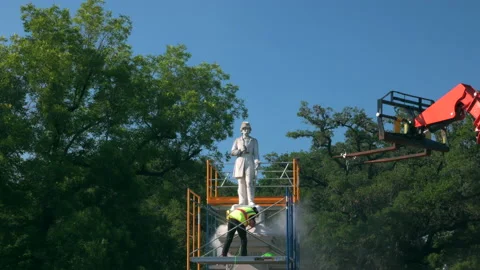 One Worker Cutting Statue Loose Video stock 133366317