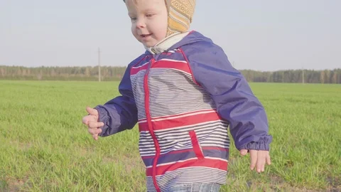 One year old boy goes in the field with young wheat. Closeup 스톡 동영상 88870820