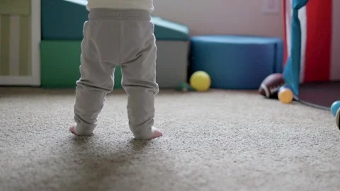 One year old toddler is learning to walk, only legs, no face, walking practic Vidéo 272718439