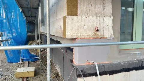 The ongoing construction progress highlights the wall insulation and exteri.. Foto stock