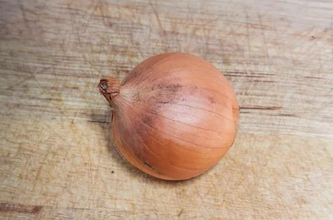 Onion on chopping block Stock Photos