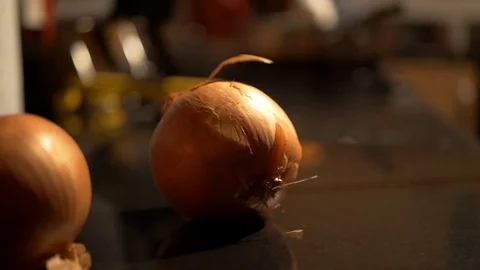 Onion on chopping board Video stock 101890941