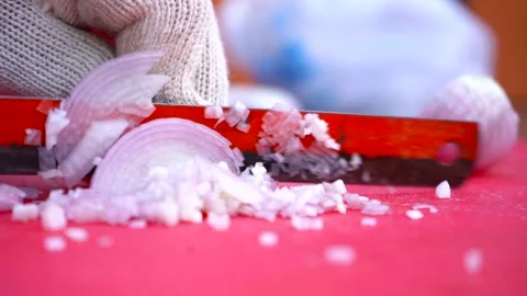 Onion Chopping in Small Pisces 動画素材 131333453