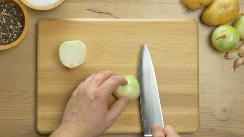 Onion cutting and chopping Stockbeeldmateriaal 107538171