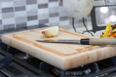 Onion on a Cutting Board Stock-Fotos