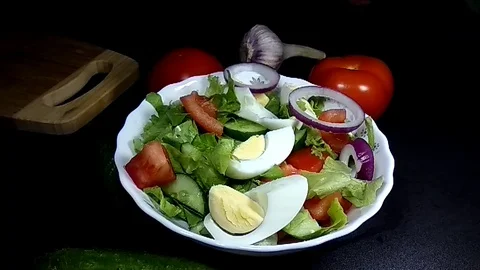 Onion falls into a plate with salad Video stock 80687318