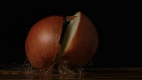 Onion falls on table and cracks on half 動画素材 128480884