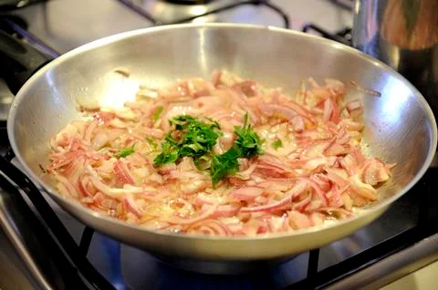 Onion fried in a pan Foto stock