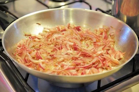 Onion fried in a pan Stockfoto's