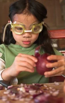 Onion peeling technique Foto stock