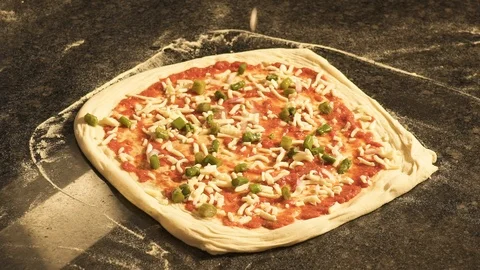 Onion on pizza slow motion 動画素材 105418576