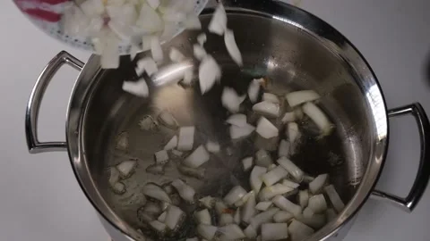 Onion in the pot Video stock 225517836