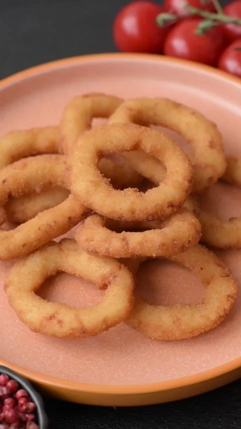 Onion rings or fried squid in breadcrumbs with sauce, takeaway food. Onion rings Stock Footage 318577644