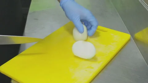 Onion slicing chef. Video stock 93371379