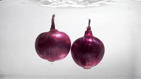 The onion violet is immersed in crystal clear water. Stock Footage 102651547