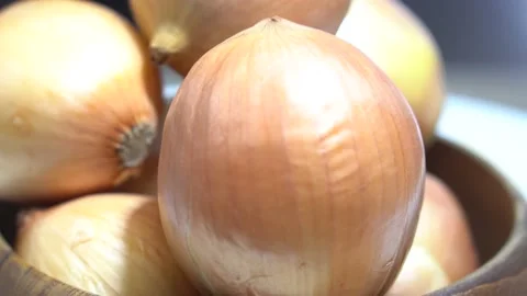 Onions in a basket. close-up Vidéo 220750950