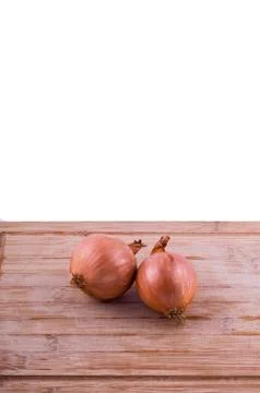 Onions on chopping board vertical Stock Photos