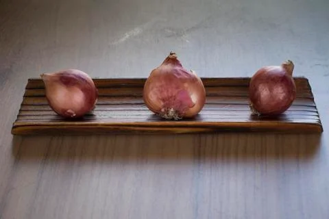 Onions on a kitchen board Stock-Fotos