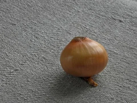 Onions on the table on a gray tablecloth. Foto stock