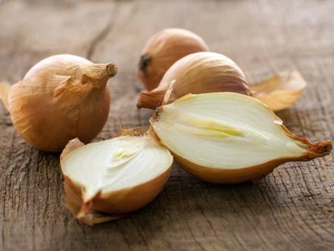 Onions on the table Foto stock