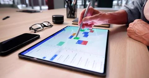 Online Appointment Using Calendar Planner On Tablet. Looking Up Date. Foto stock