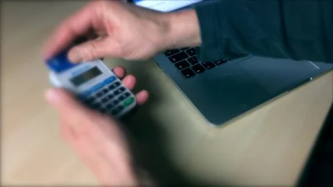 Online banking Vídeos de archivo 71905527