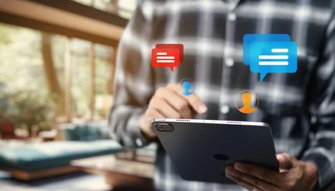 An online chat message icon featuring a speech bubble with smooth, rounded .. Foto stock