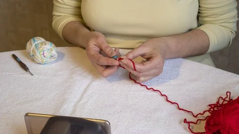 Online conducting a video tutorial on knitting using mobile technology. Stock Footage 127859401