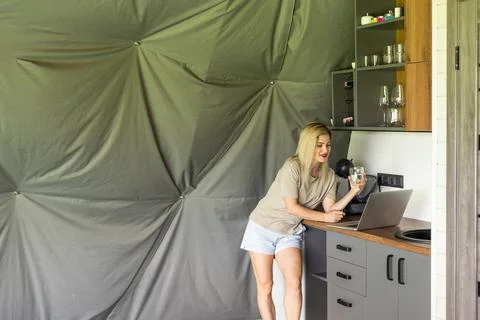 Online cooking tutorial. cropped photo hand of woman girl using laptop for 库存照片