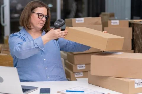 Online e-commerce business store checking purchase orders and tracking codes Foto stock