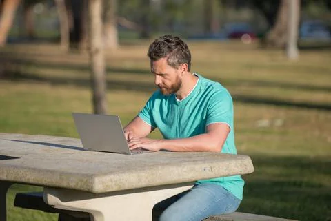 Online learning in nature. Man online work outside. Foto stock
