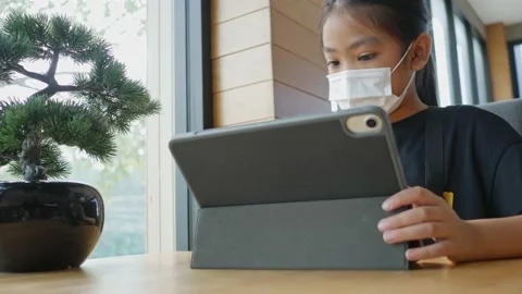 Online learning when coronavirus outbreak Stockbeeldmateriaal 149586755