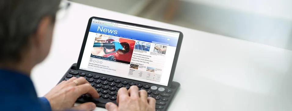 Online Newspaper On Tablet Computer Stock Photos