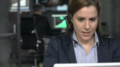 Online Operator 動画素材 210226967