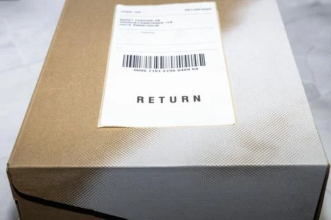 Online order return package with receipt document Foto stock