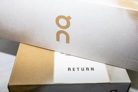 Online order return On package with receipt document. Stockfoto's