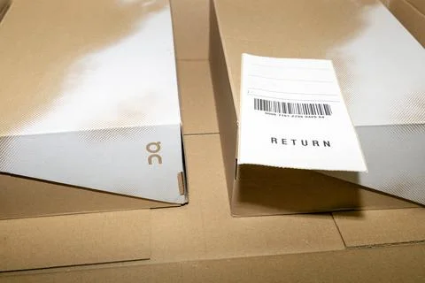 Online order return On package with receipt document. Foto stock