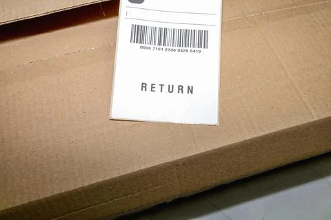 Online order return package with receipt document Stockfoto's