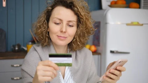 Online Payment And Shopping Concept. Woman Holding Credit Card Using Smartphone. Stockbeeldmateriaal 104587882