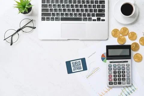 Online payment with QR code concept, virtual credit card, smart phone on offi 写真素材