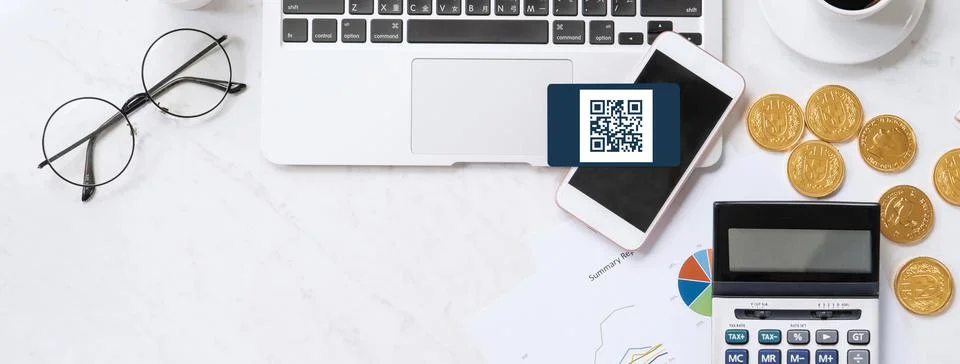 Online payment with QR code concept, virtual credit card, smart phone on offi 写真素材