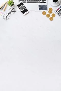 Online payment with QR code concept, virtual credit card, smart phone on offi 写真素材