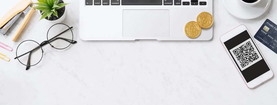 Online payment with QR code concept, virtual credit card, smart phone on offi 写真素材
